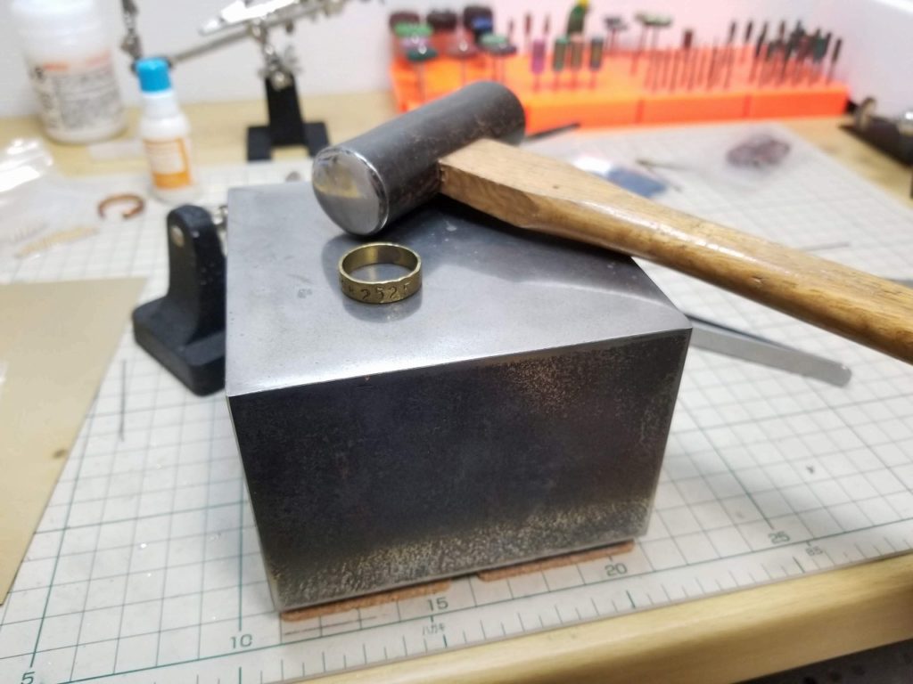 市販の金床買うなら鋼材そのものを買えばお得なんじゃね 鋼材から金床を作ってみた ぺにたの千手観音